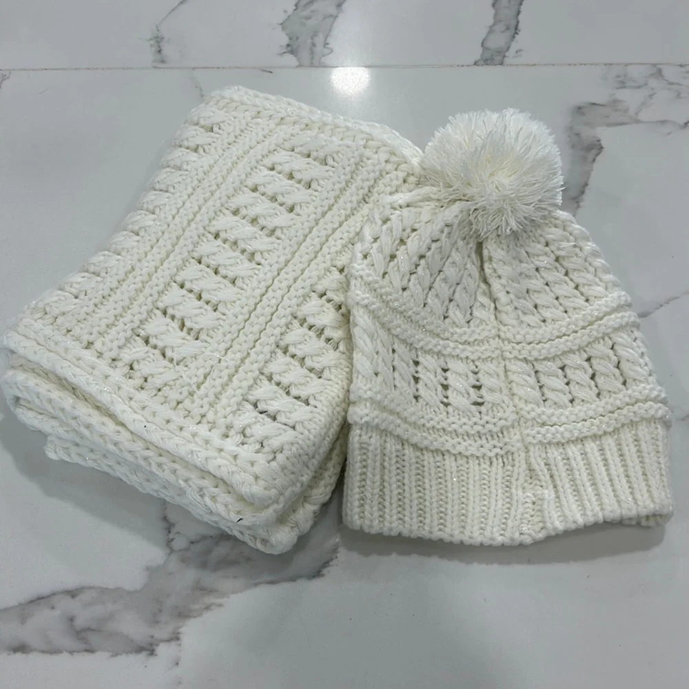 Max‎ Studio New Without Tags Hat and Scarf Set Ivory